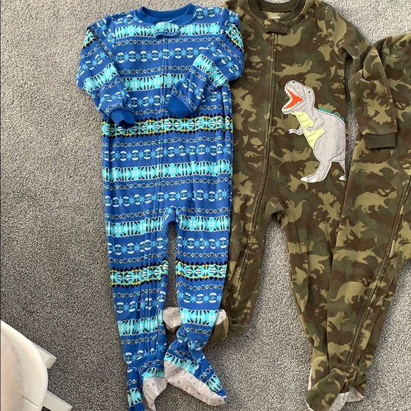 Bundle of fleece pajamas - Picture 2 of 6